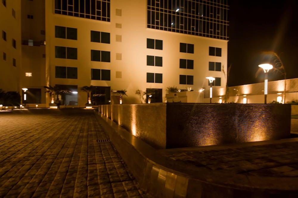 Lemon Tree Hotel, Sector 60, Gurugram Гургаон Екстериор снимка