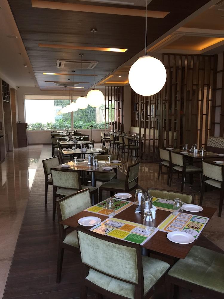 Lemon Tree Hotel, Sector 60, Gurugram Гургаон Екстериор снимка